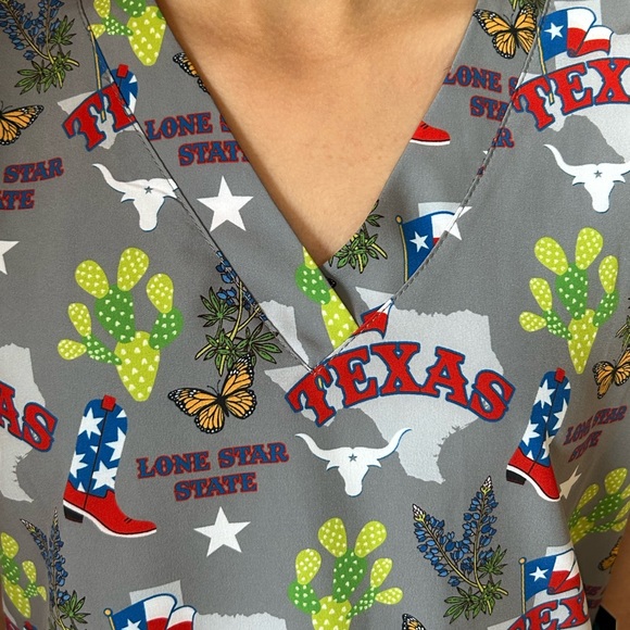 Texas ! Heart of Texas scrub top - Picture 2 of 5